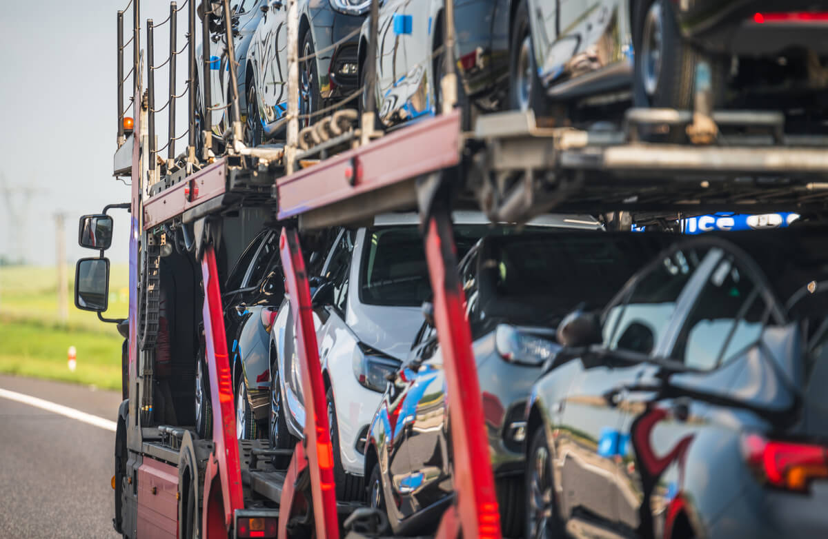 Un véhicule haut de gamme importé d'Allemagne sur un plateau de transport vers la France.