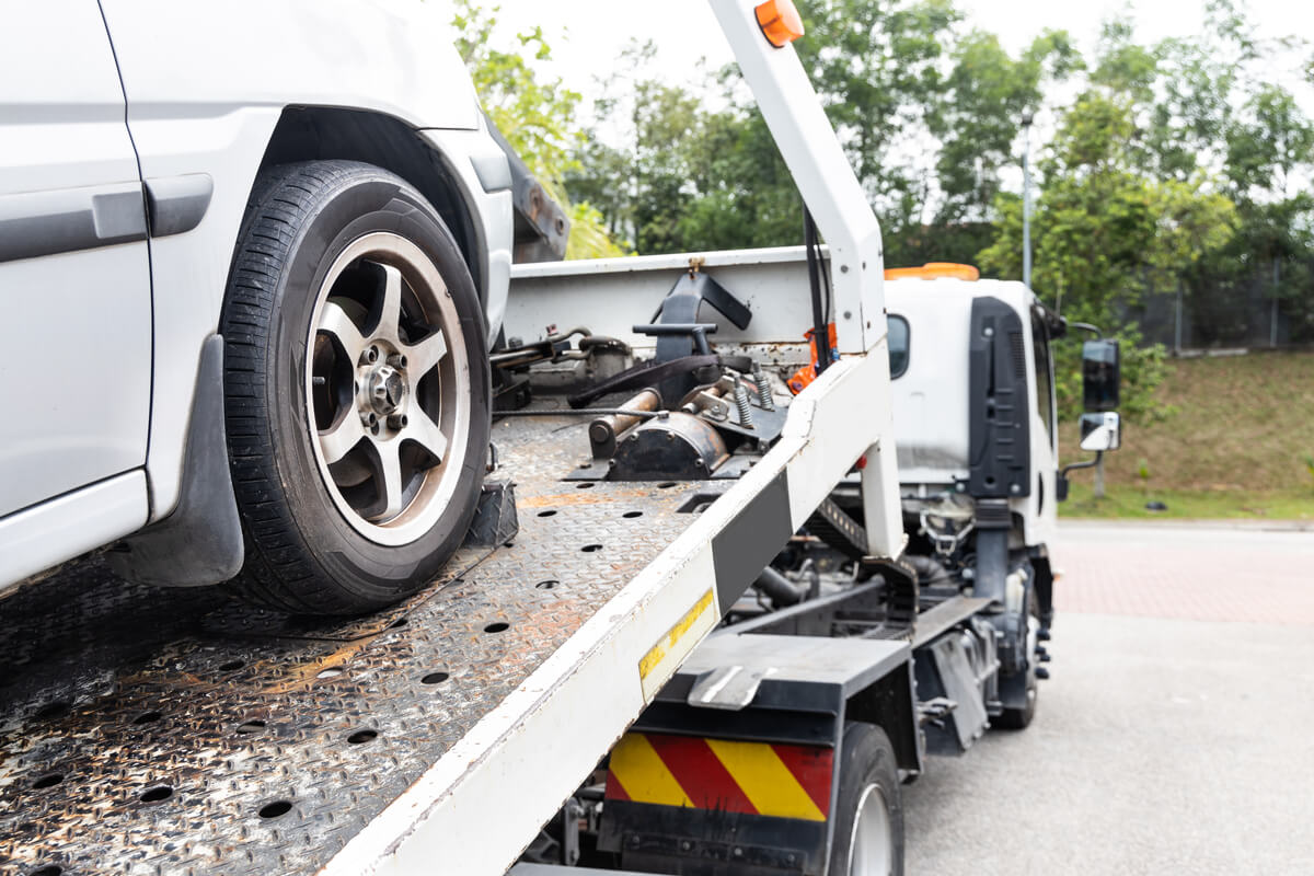 Une dépanneuse professionnelle chargeant une voiture épave dans une commune du Val-de-Marne.