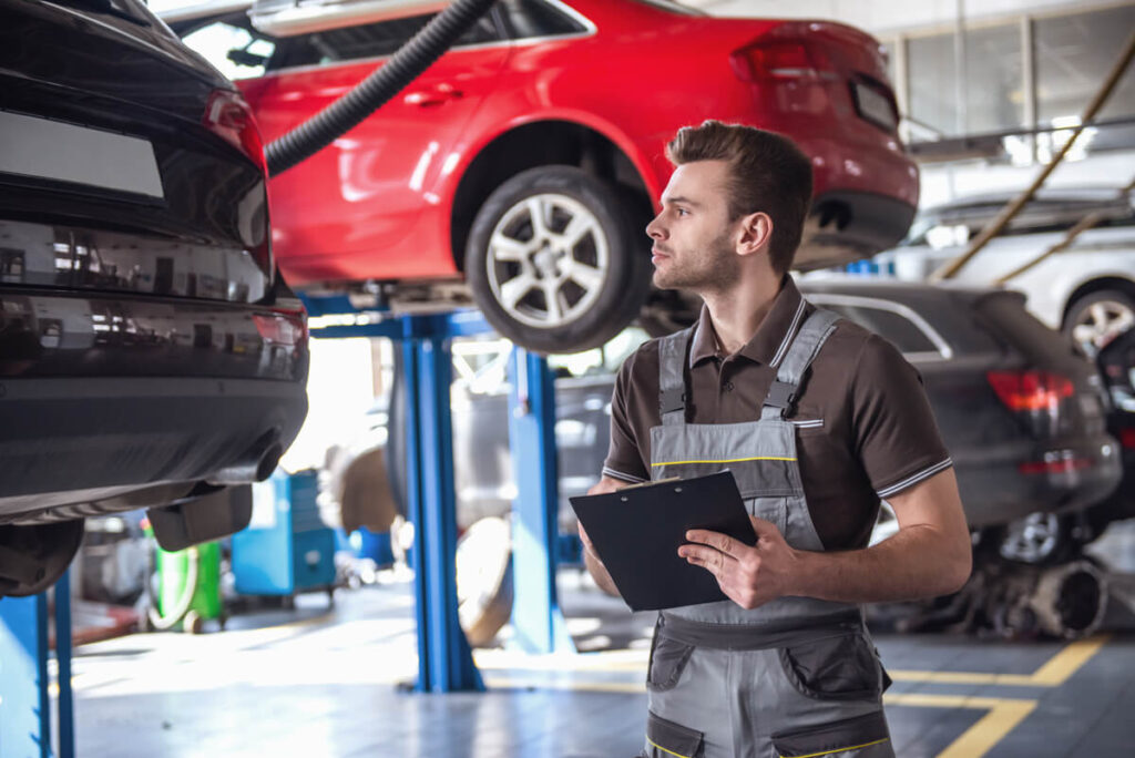 Vérification de la carrosserie et du moteur d'un véhicule d'occasion pour en évaluer le prix de vente.
