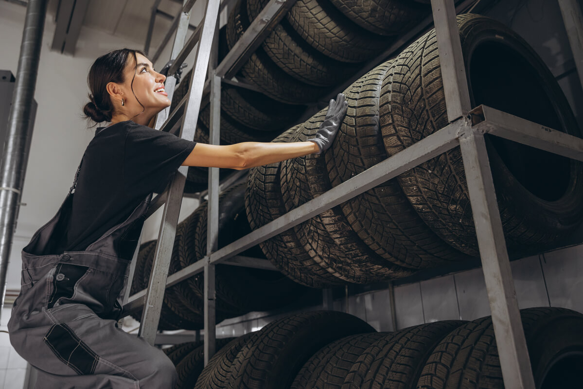 Un rayonnage industriel optimisé pour le stockage et le gardiennage des pneus clients dans un garage.
