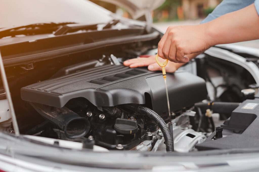 Voiture d'occasion : les 5 questions que personne ne pose au vendeur 3 Vérification minutieuse des niveaux et de l'état du moteur d'une voiture d'occasion avant l'achat.