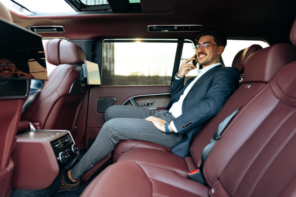 Confort et finitions haut de gamme à l'intérieur d'une limousine privée pour un voyage d'affaires à Genève.