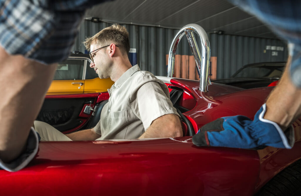 Une voiture de sport classique parfaitement entretenue lors d'une séance d'expertise pour une mise en vente.