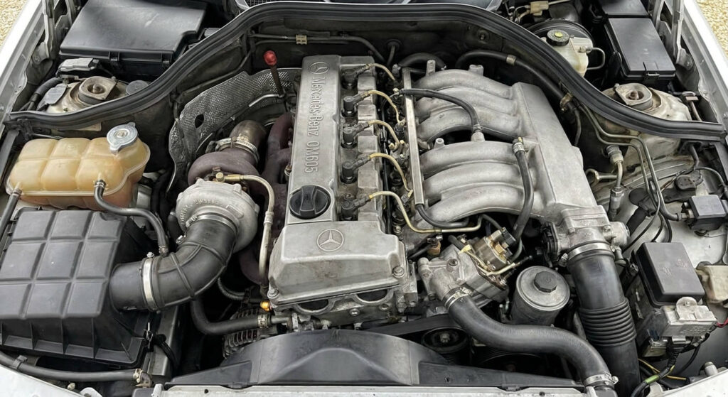 Vue de dessus du bloc moteur cinq cylindres OM605 de la Mercedes C 250 TD