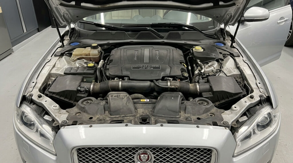 Le moteur 3.0 V6 Diesel de 275 chevaux sous le capot d'une berline de luxe Jaguar XJ.
