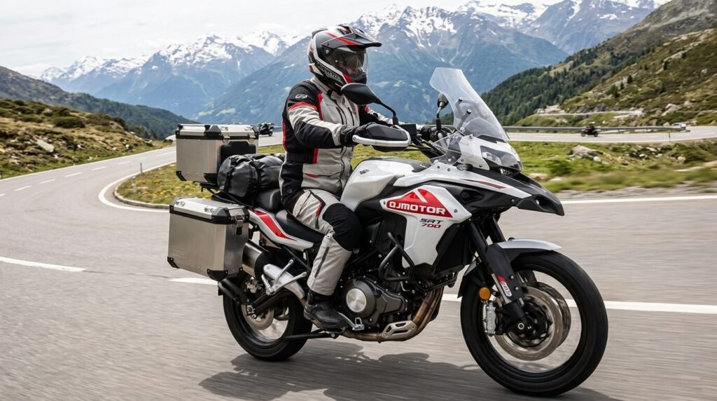Un motard au guidon d'un trail routier QJ Motor SRT 700 lors d'un essai de longue distance.