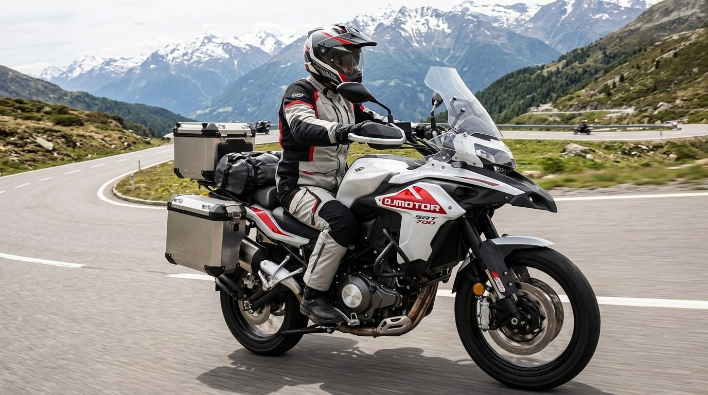 Un motard au guidon d'un trail routier QJ Motor SRT 700 lors d'un essai de longue distance.