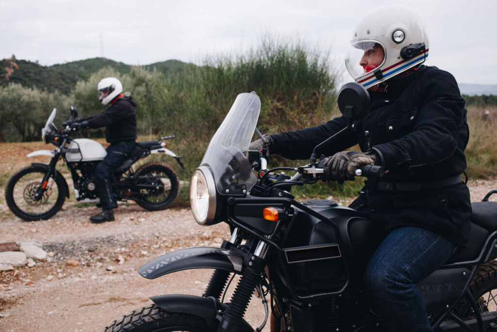 Un motard pilotant une grosse cylindrée sur une route en France avec un permis de conduire étranger.