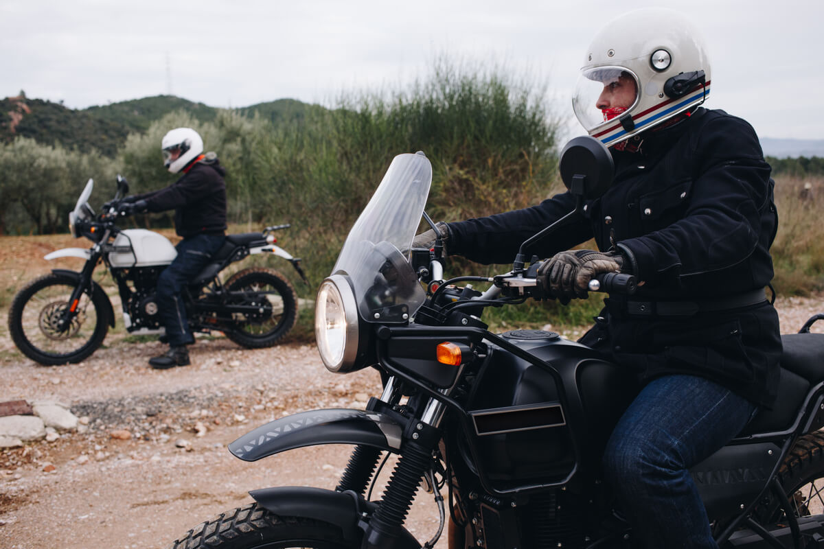 Un motard pilotant une grosse cylindrée sur une route en France avec un permis de conduire étranger.