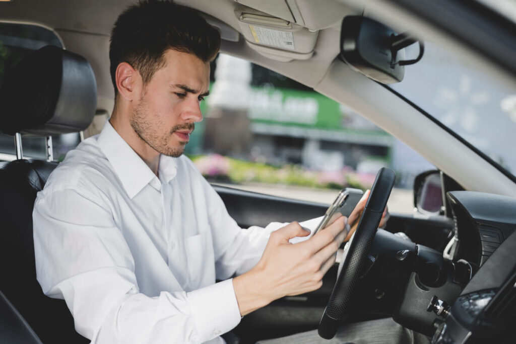 Un conducteur vérifiant son solde de points de permis de conduire sur la plateforme Mes Points Permis.