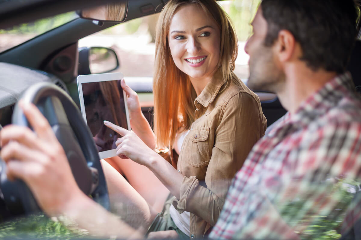 Un conducteur analysant différents devis d'assurance auto sur sa tablette pour trouver le meilleur prix.