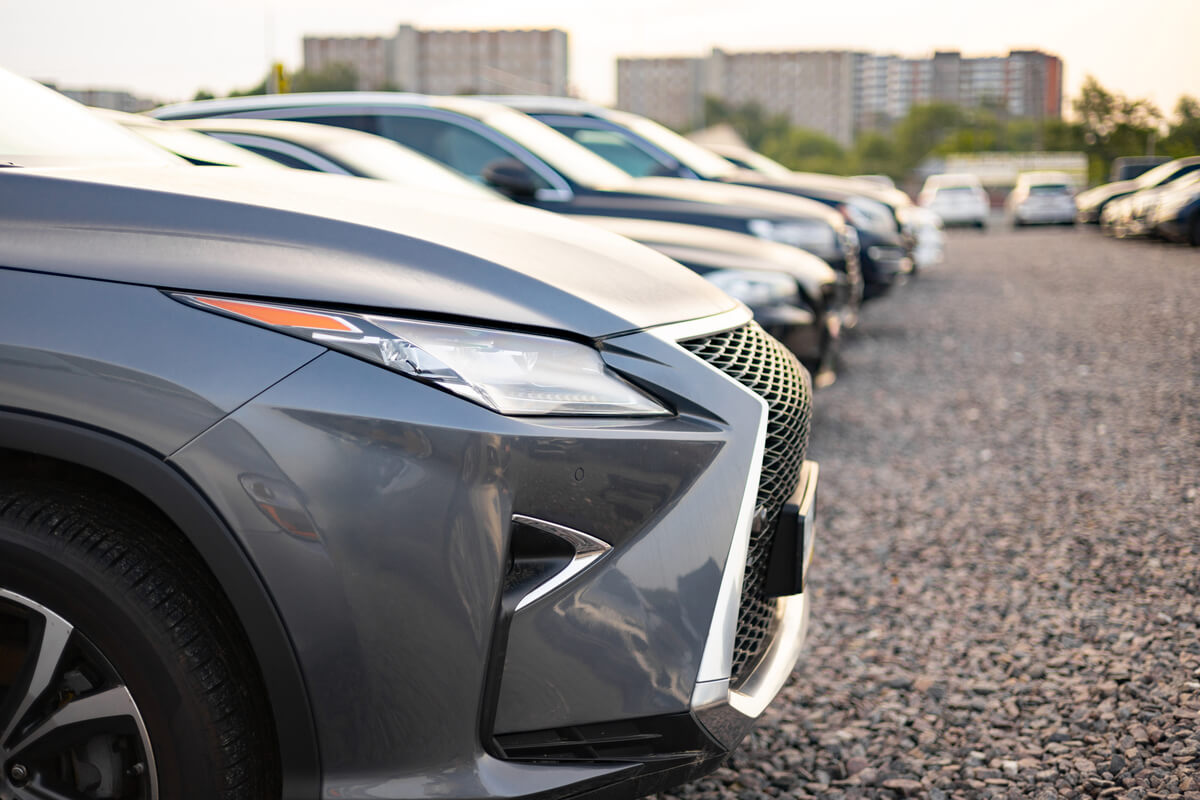 Un grand parc de voitures neuves multimarques chez un mandataire automobile.