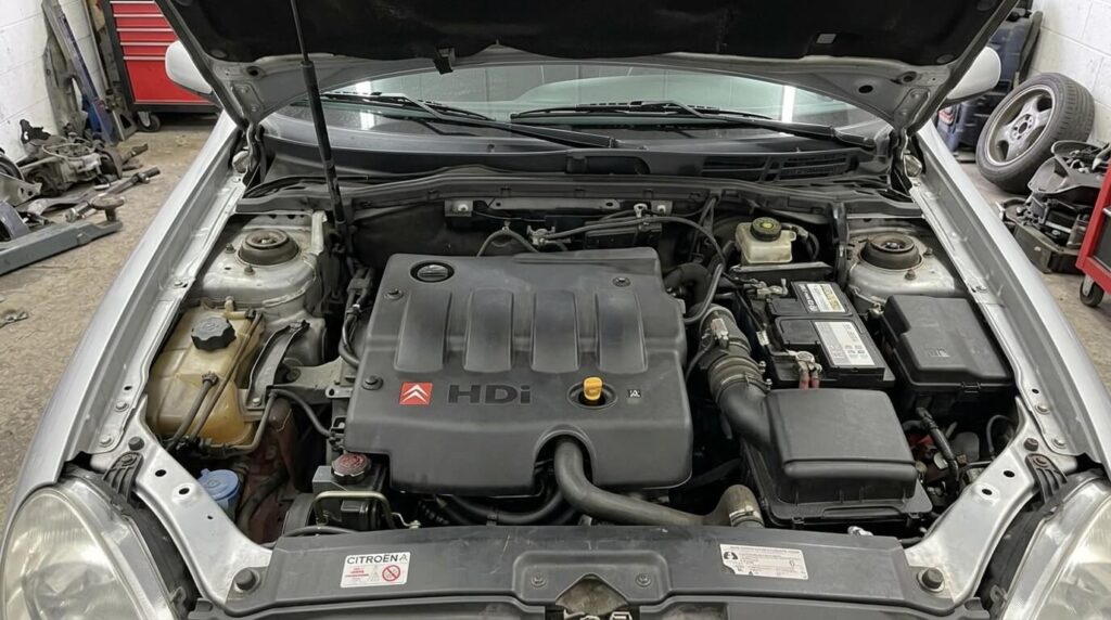 Xsara 2.0 HDi 90 : fiabilité et points de vigilance 2 Le bloc moteur 2.0 HDi 90 d'origine PSA sous le capot d'une Citroën Xsara.