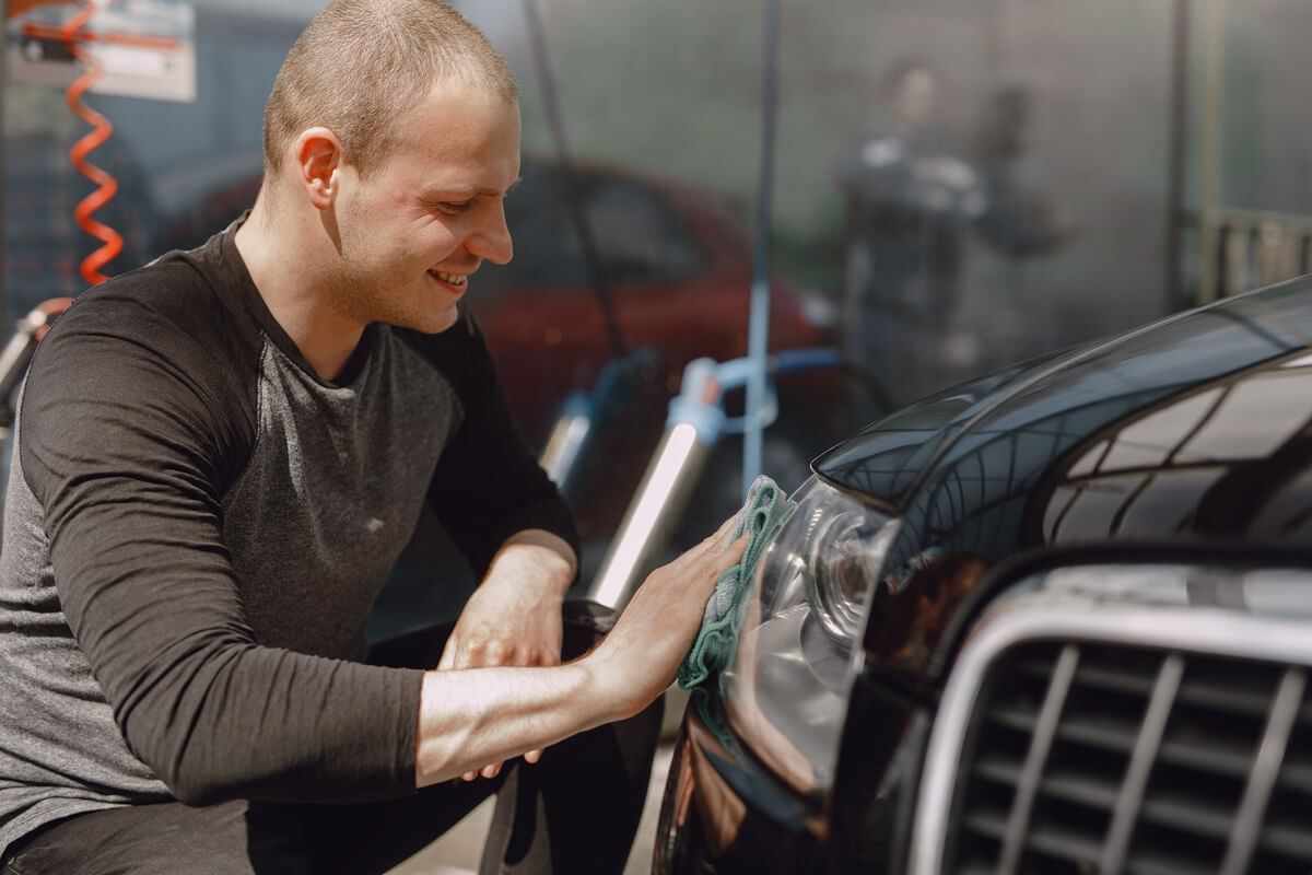 Nettoyage et préparation esthétique d'une voiture d'occasion avant sa mise en vente.