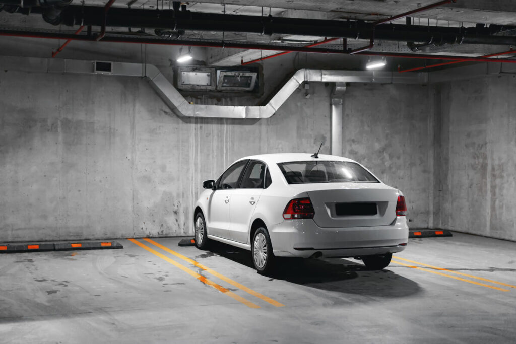 Voiture qui ne roule pas pendant 1 an : risques, dégâts et redémarrage 2 Une voiture restée immobile longtemps sous une housse dans un garage.