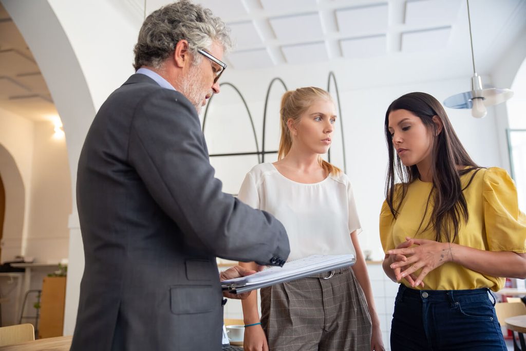 Avocat pénaliste analysant un procès-verbal d'infraction routière pour préparer la défense de son client.