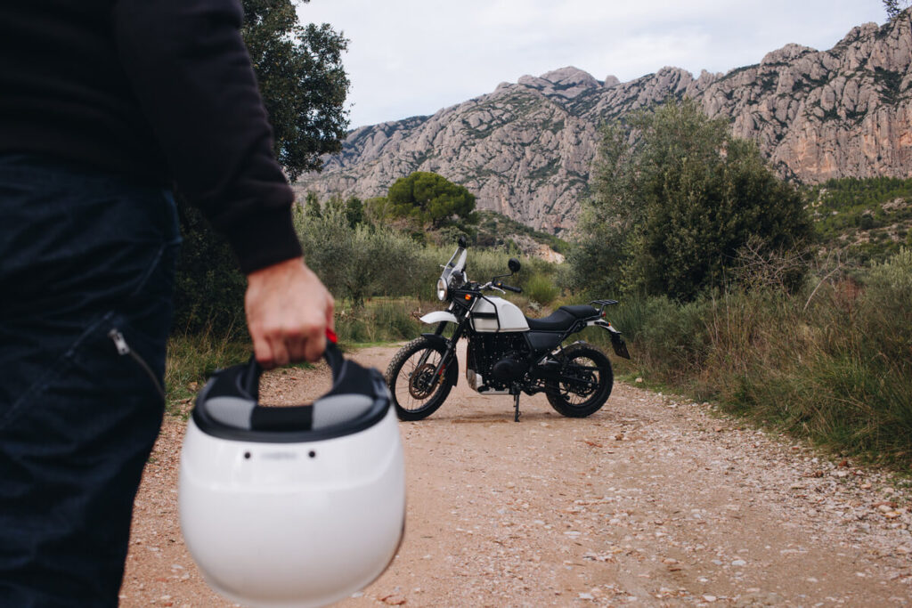Moto de location équipée pour un trajet longue distance ou une balade touristique.