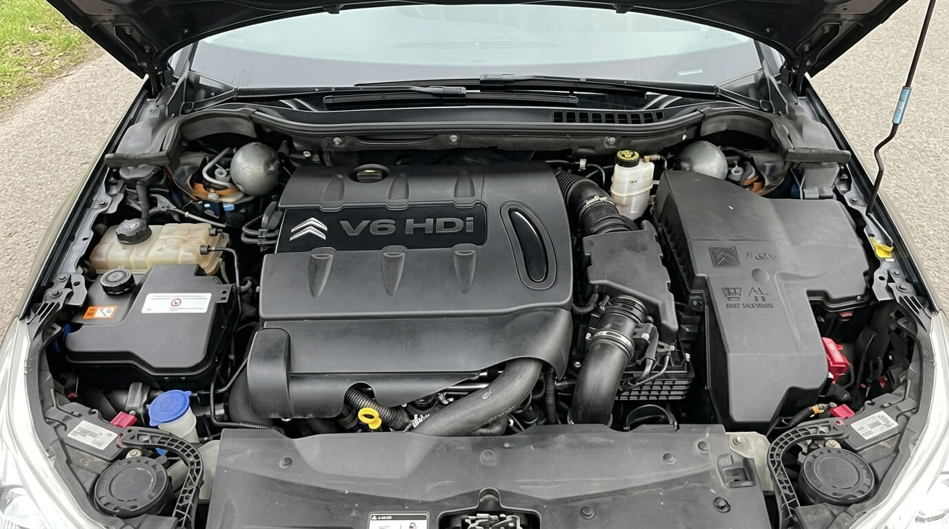 Compartiment moteur de la Citroën C5 équipé du bloc 3.0 V6 HDi 240.