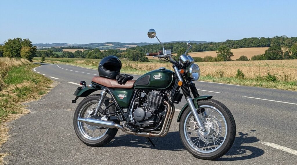 Moto néo-rétro Mash 650 Six Hundred garée en bord de route.