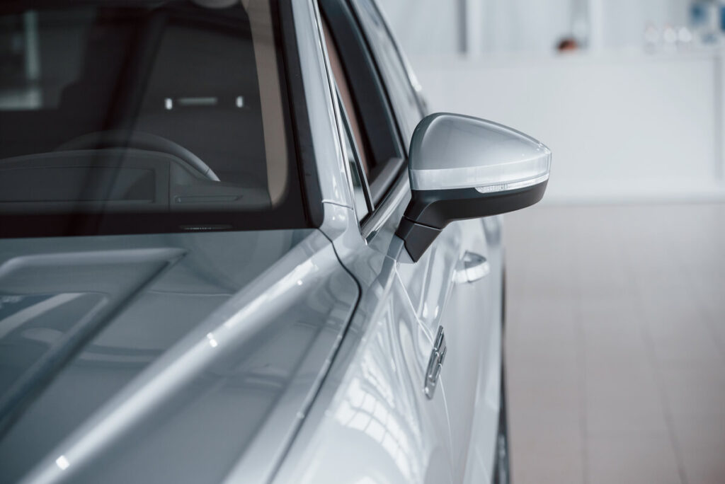 Problème de joint de vitre arrière sur Peugeot 2008 : causes et réparations 2 Joint lèche-vitre extérieur de porte arrière décollé sur une Peugeot 2008.