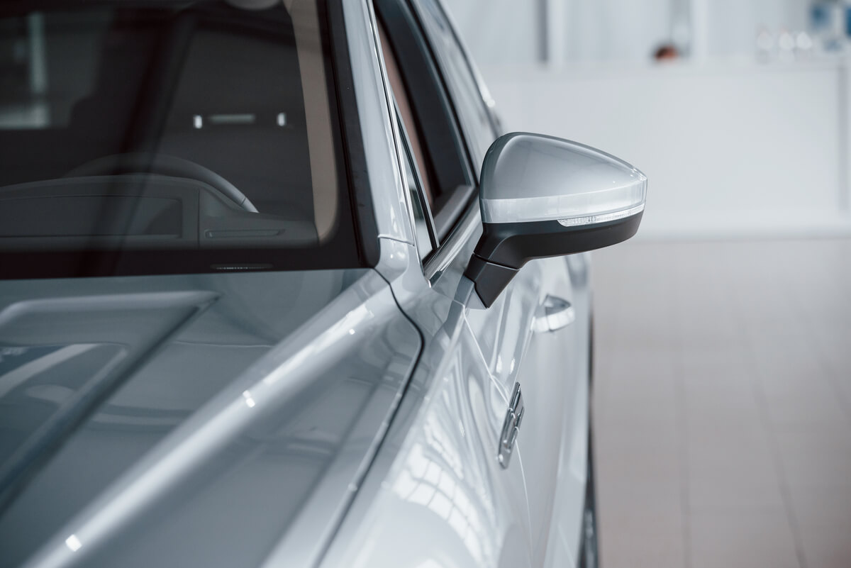 Joint lèche-vitre extérieur de porte arrière décollé sur une Peugeot 2008.