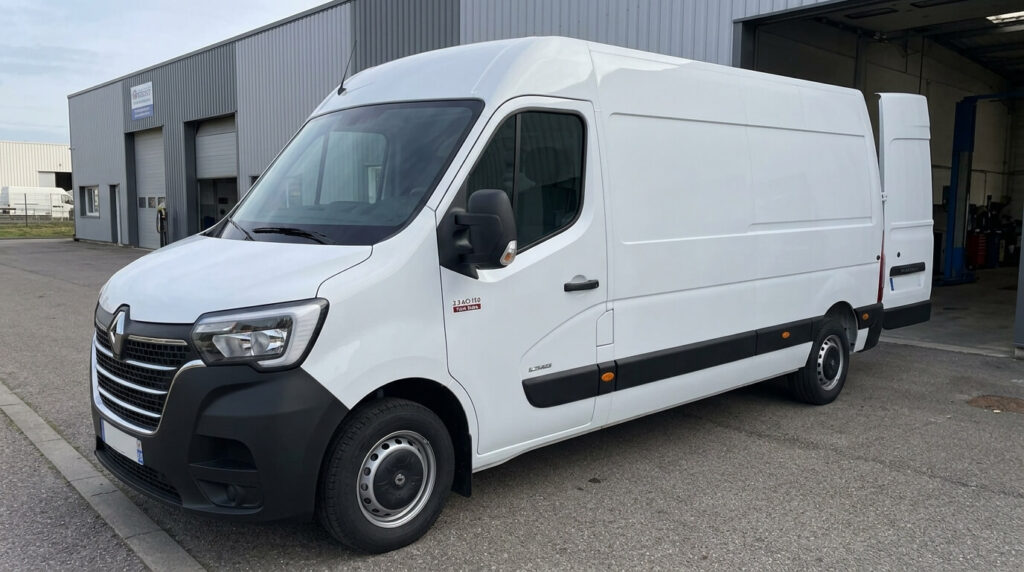 Problèmes Renault Master 2.3 dCi 150 ch : pannes, fiabilité et avis (M9T) 2 Véhicule utilitaire Renault Master 3 équipé du moteur 2.3 dCi Twin Turbo de 150 chevaux.