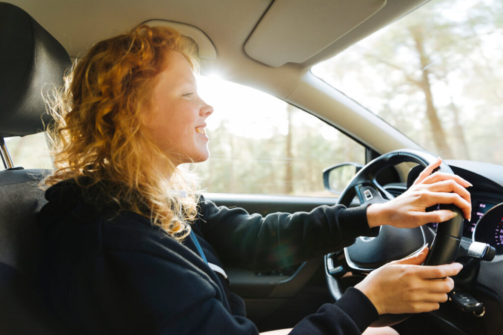 Conducteur au volant d'une voiture couverte par sa nouvelle assurance auto.