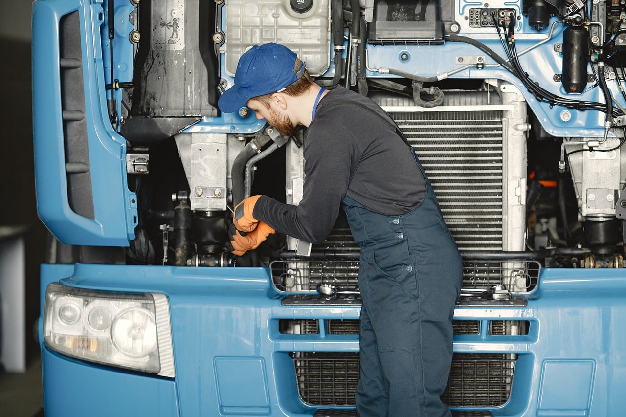 Un mécanicien travaillant sur un moteur dans un atelier de réparation automobile