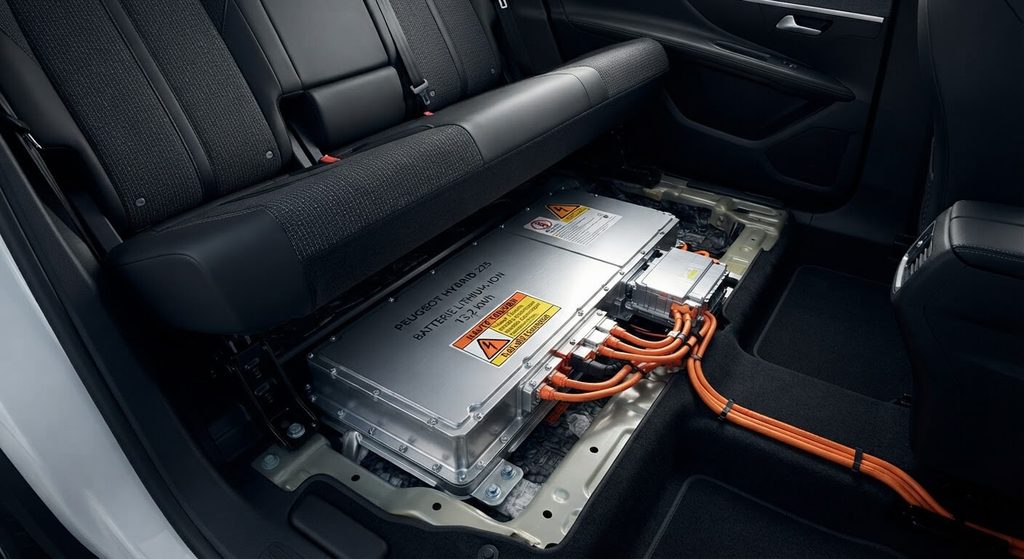 Pack de batterie lithium-ion 13,2 kWh sous la banquette d'une Peugeot 3008 hybride 225.