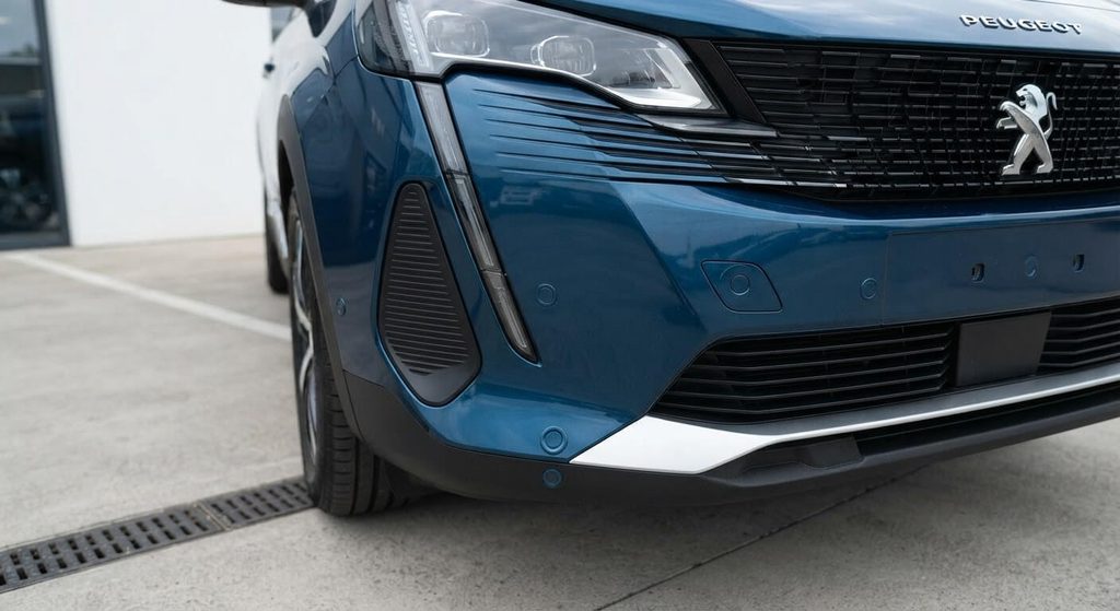 Pack City 1 sur Peugeot 3008 : équipements inclus, fonctionnement et utilité 3 Capteurs de stationnement à ultrasons intégrés au pare-chocs avant d'un SUV Peugeot 3008.