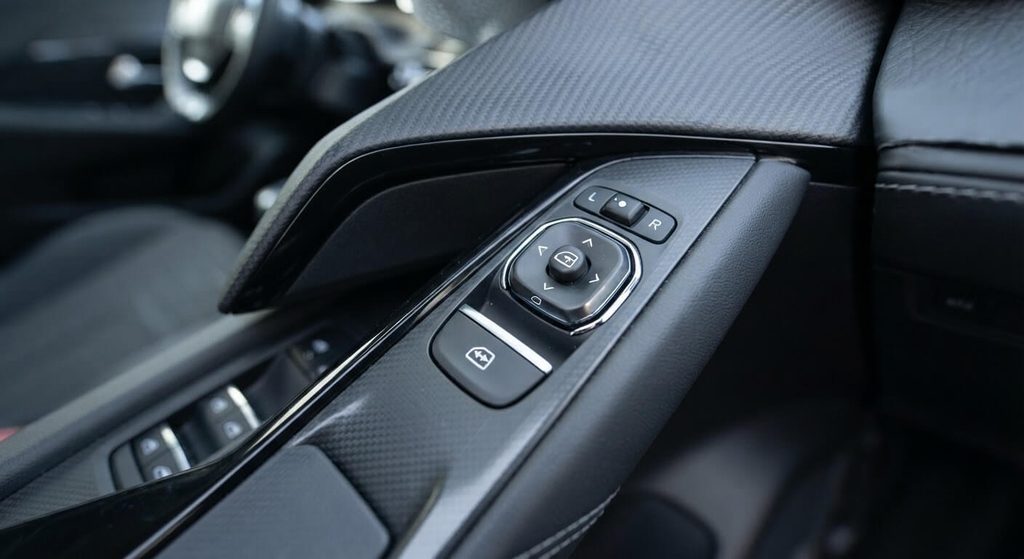 Rétroviseur 2008 qui ne s'ouvre plus : causes et solution immédiate 4 Platine de réglage des rétroviseurs sur la garniture de porte conducteur d'une Peugeot 2008.
