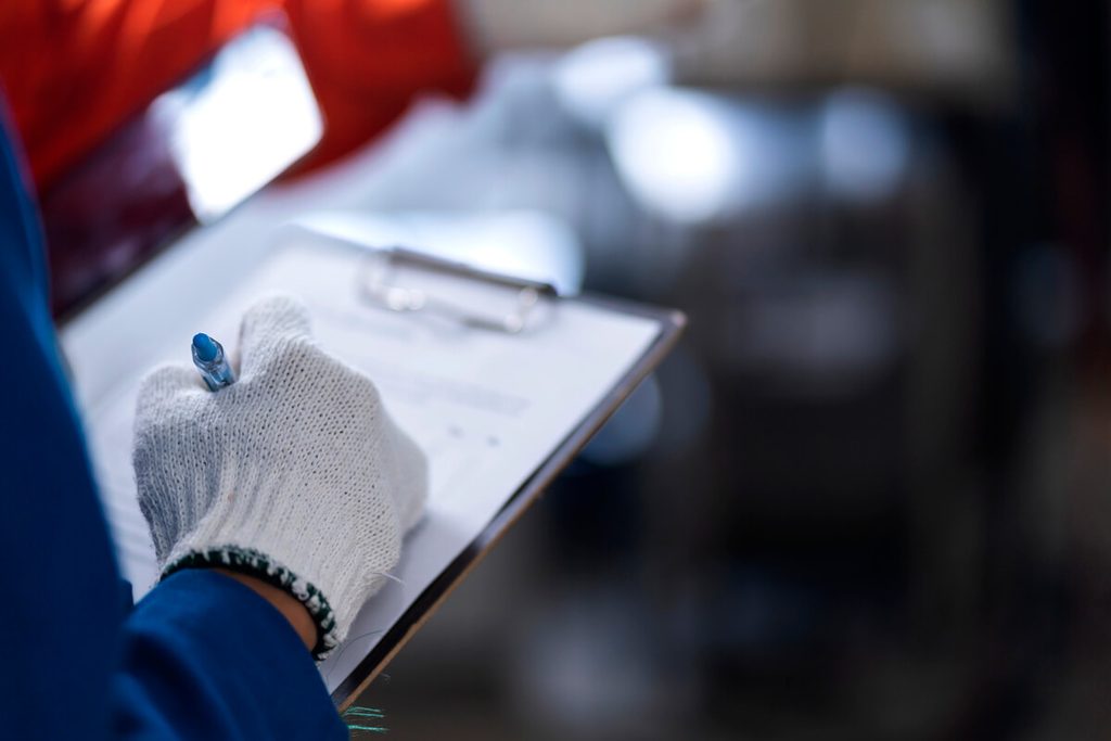 Carnet d'entretien et facture d'atelier attestant du changement récent du kit de distribution et de la pompe à eau.