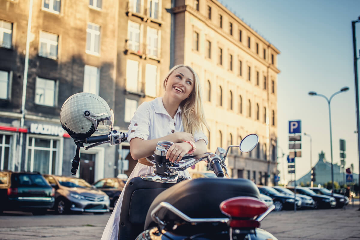 Conductrice urbaine circulant sereinement sur un scooter 125 compact et élégant.