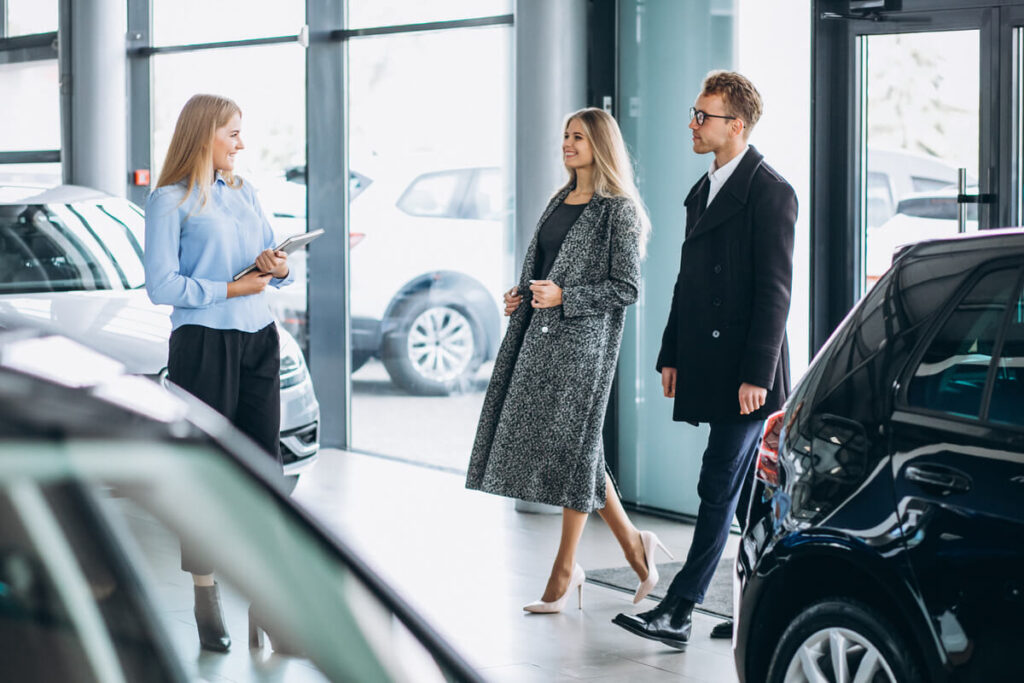Quelle est le meilleur réseau de concessions dans l'Ain en 2027 ? 2 Intérieur d'une concession automobile dans l'Ain présentant des véhicules neufs en exposition dans un showroom moderne.
