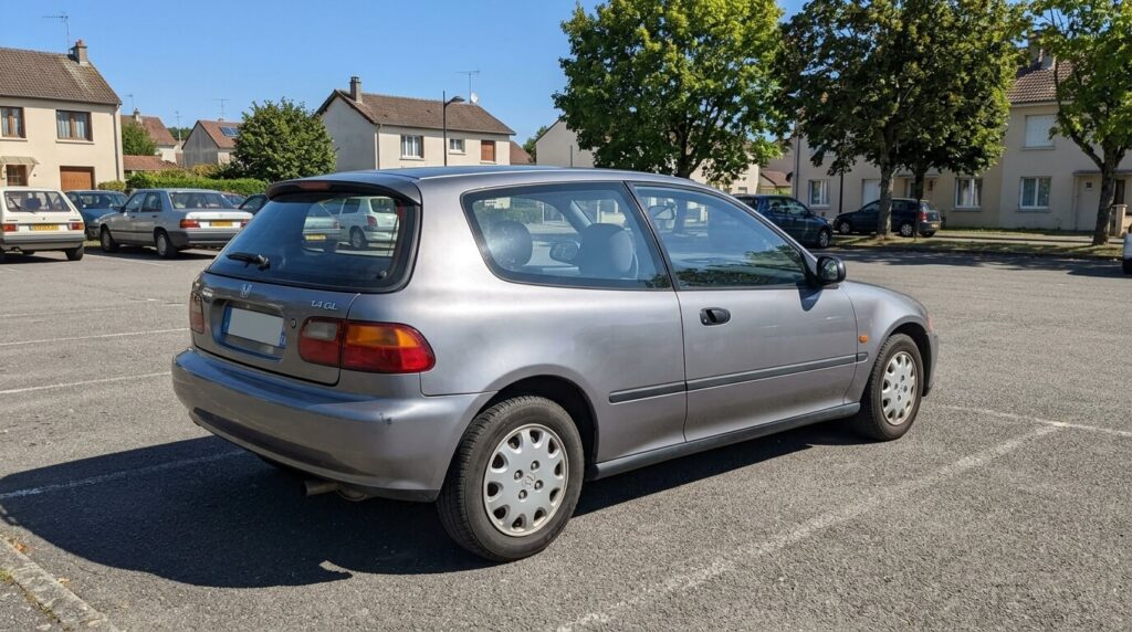 Honda Civic EC9 1.4 GL compacte des années 90 garée en extérieur.