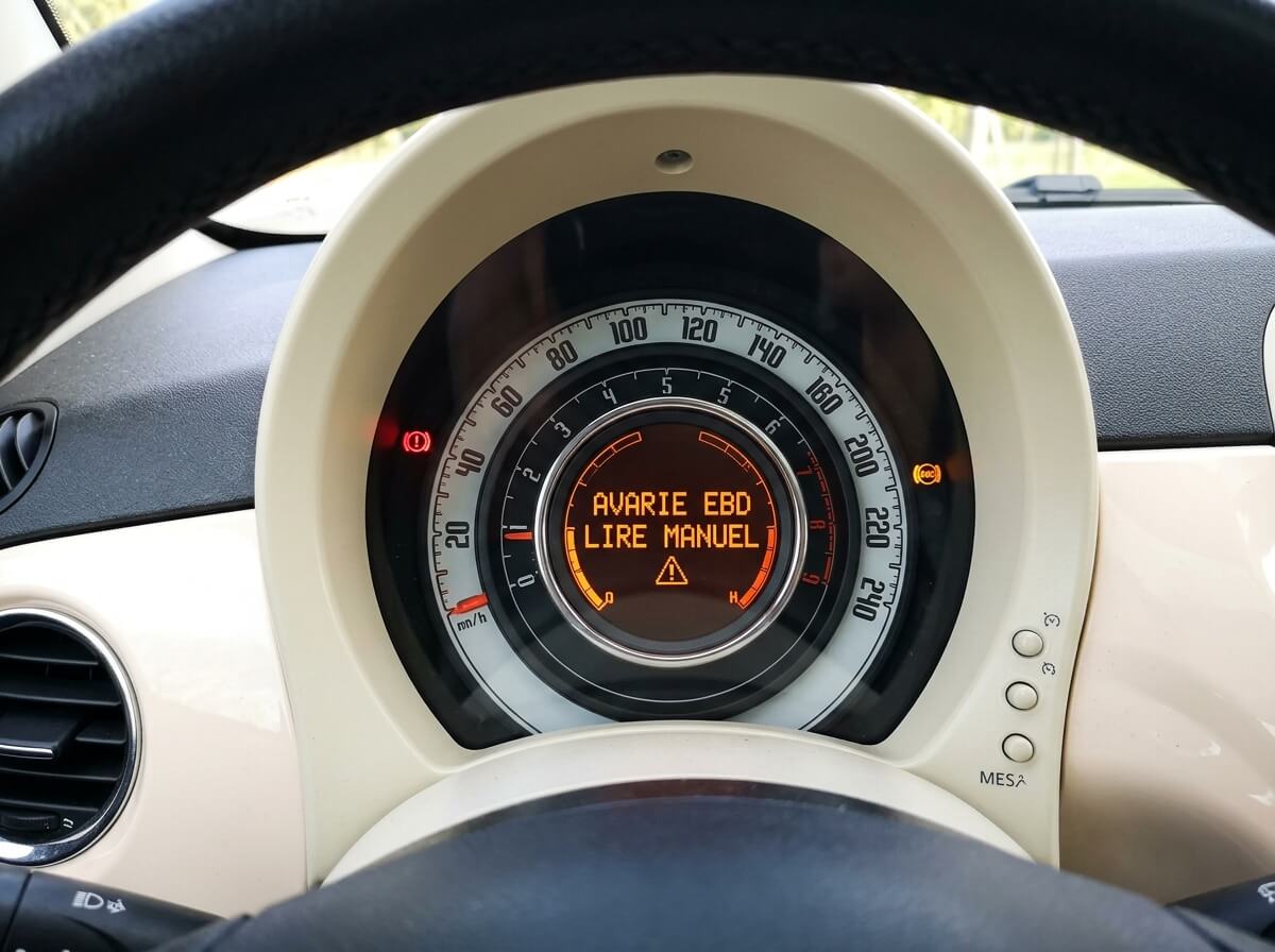 Message d'alerte avarie EBD affiché sur l'écran central rond du compteur d'une Fiat 500.