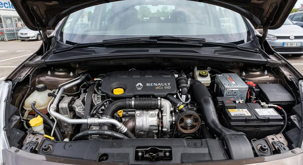 Compartiment moteur du Scénic 3 montrant le bloc diesel 1.5 dCi 110 chevaux.