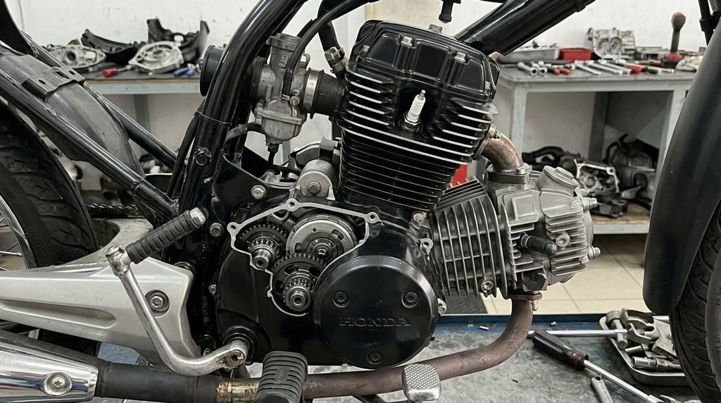Moteur horizontal 4 temps à boîte semi-automatique d'une Honda Wave 125s.