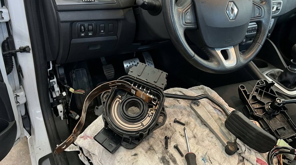 Code défaut DF003 Renault : causes, symptômes et diagnostic 4 Boîtier du potentiomètre de pédale d'accélérateur démonté sur une Renault.