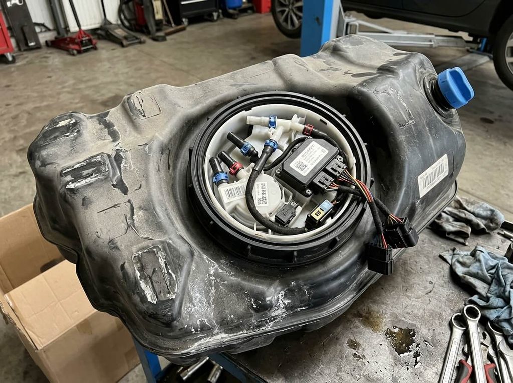 Mesure du niveau impossible AdBlue Mercedes : causes et solutions 4 Vue du réservoir d'AdBlue déposé avec son module pompe et jauge à ultrasons intégrée.