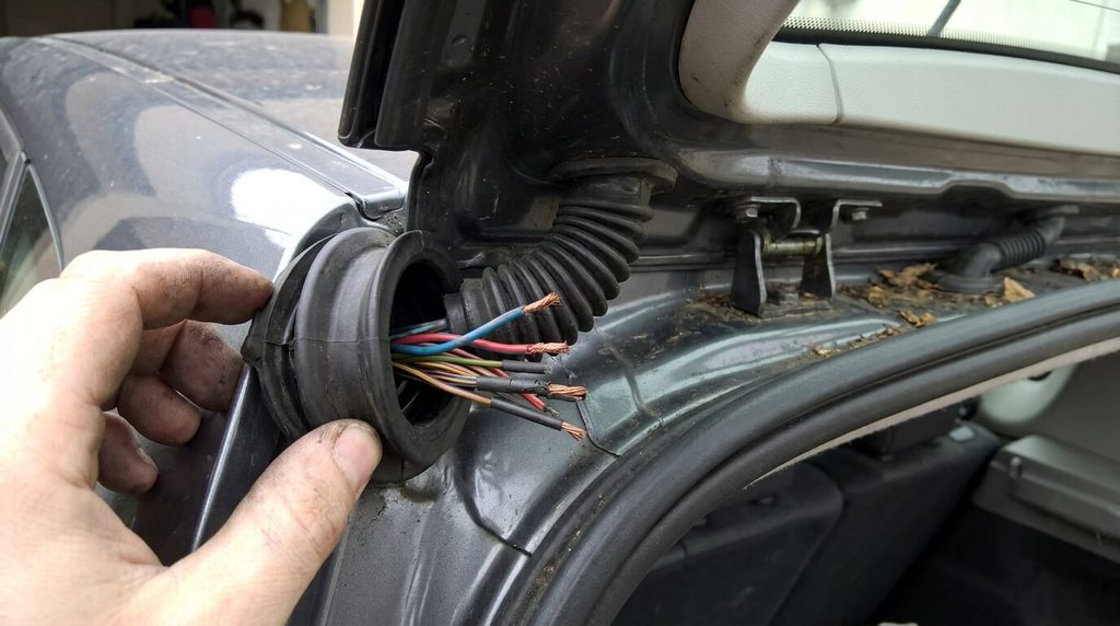 Fil électrique sectionné par les ouvertures répétées à l'intérieur du soufflet de coffre d'un Scénic.