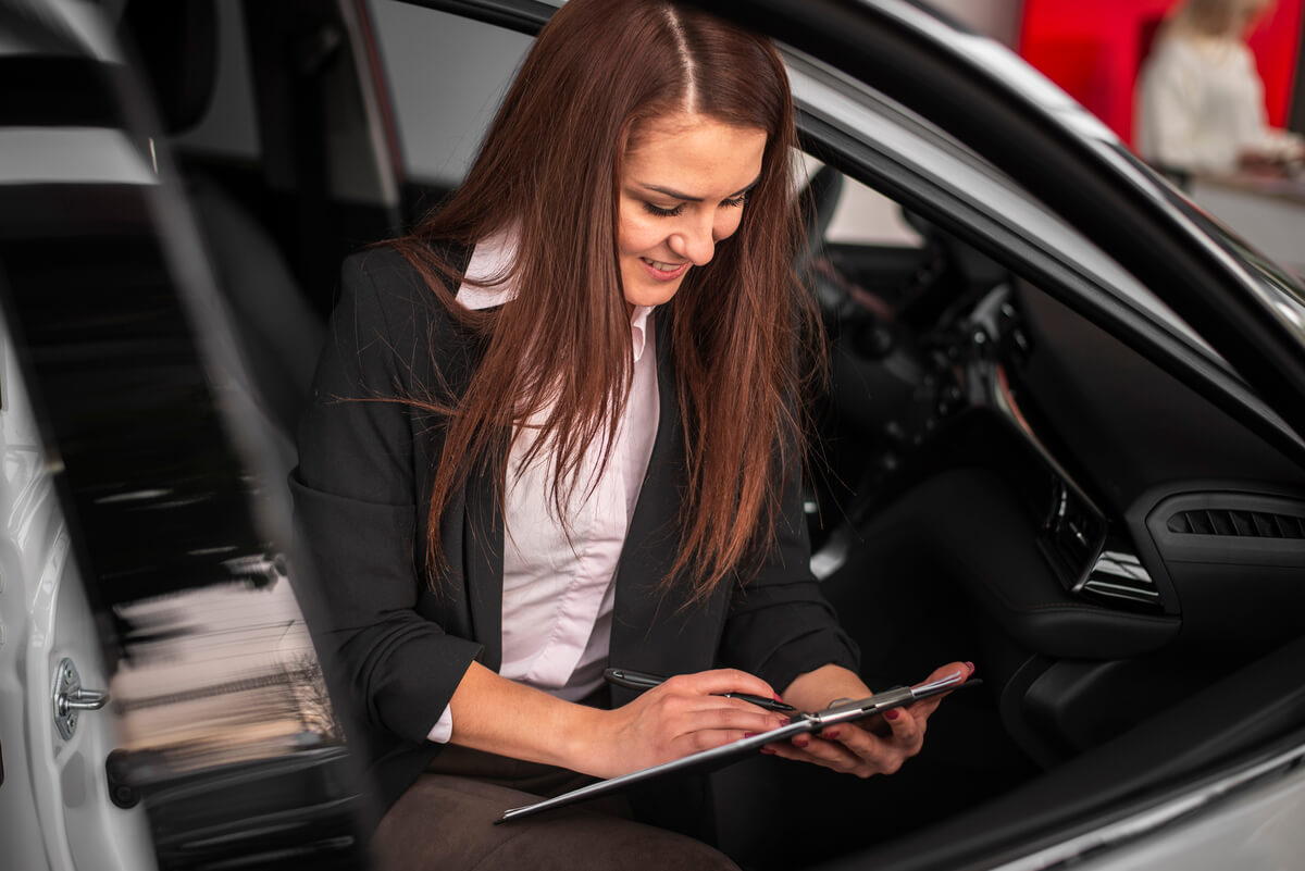 Conducteur souscrivant un contrat d'assurance auto sur l'application mobile d'une néo-assurance.
