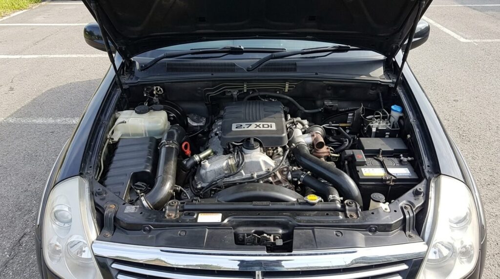 Vue du moteur 5 cylindres diesel 2.7 XDi sous le capot d'un SsangYong Rexton.